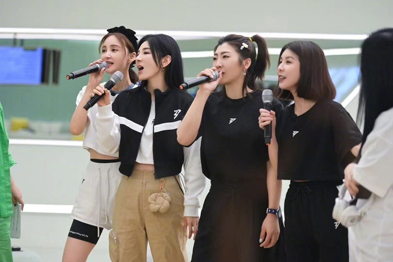 黄奕